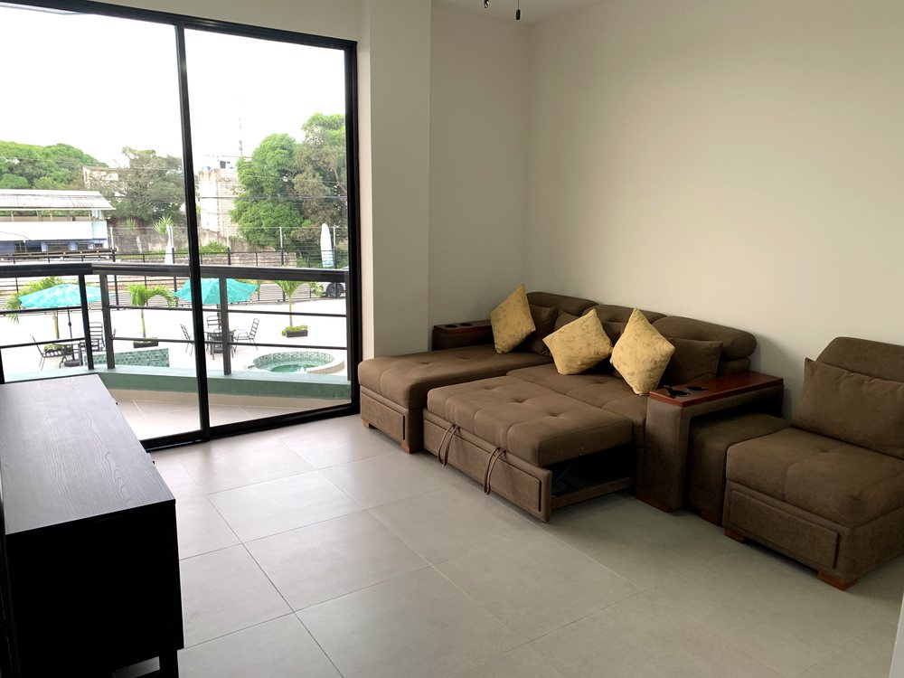 Sala con ventanal y vista a la piscina